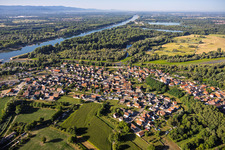 Dorfansicht aus Nordwesten an der Mündung der Sauer in den Rhein in Munchhausen im Bundesland Bas-Rhin, Frankreich