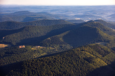 Wasgau von Süden mit Burg Fleckenstein und den drei Burgruinen Krappenfels, Löwenstein und Hoheburg von Süden in Lembach im Bundesland Bas-Rhin, Frankreich