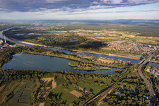 Niedrigwasser am Rhein zwischen Rheinbrücken und Kraftwerk jenseits des Knielinger Sees im Ortsteil Knielingen in Karlsruhe im Bundesland Baden-Württemberg, Deutschland