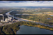 Niedrigwasser am Rhein zwischen Rheinhafen-Dampfkraftwerk Karlsruhe und Knielinger See im Ortsteil Knielingen im Bundesland Baden-Württemberg, Deutschland