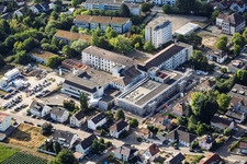 Baustelle für den NEUBAU der NOTAUFNAHME, INTENSIVMEDIZIN UND DIAGNOSTIKBEREICHE der Asklepios Südpfalzkliniken GmbH. Projektsteuerung: BPM Bau- und Projektmanagement Hart GmbH. BPM Architektur, Planung + Objektüberwachung: alsh sander hofrichter architekten GmbH Gesellschaft für Architektur und Generalplanung. Planungsbüro Noll GmbH , TGA-Planung / Heizung-Lüftung-Sanitär-Medizinische Gase-Gebäudeautomation, TGA-Planung / Stark- u. Schwachstromtechnische Anlagen / Fördertechnik: DE-Plan GmbH & Co. KG, Tragwerksplanung: ZPP Ingenieure AG, Freianlagen hofmann_röttgen Landschaftsarchitekten BDLA, Brandschutz: Rieser-Wessel Brandschutzsachverständige & Ingenieure PartG mbB und Bauphysik / Schallschutz-Akustik: Ingenieurbüro Seidel in Kandel im Bundesland Rheinland-Pfalz, Deutschland