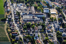 Baustelle für den NEUBAU der NOTAUFNAHME, INTENSIVMEDIZIN UND DIAGNOSTIKBEREICHE der Asklepios Südpfalzkliniken GmbH. Projektsteuerung: BPM Bau- und Projektmanagement Hart GmbH. BPM Architektur, Planung + Objektüberwachung: alsh sander hofrichter architekten GmbH Gesellschaft für Architektur und Generalplanung. Planungsbüro Noll GmbH , TGA-Planung / Heizung-Lüftung-Sanitär-Medizinische Gase-Gebäudeautomation, TGA-Planung / Stark- u. Schwachstromtechnische Anlagen / Fördertechnik: DE-Plan GmbH & Co. KG, Tragwerksplanung: ZPP Ingenieure AG, Freianlagen hofmann_röttgen Landschaftsarchitekten BDLA, Brandschutz: Rieser-Wessel Brandschutzsachverständige & Ingenieure PartG mbB und Bauphysik / Schallschutz-Akustik: Ingenieurbüro Seidel in Kandel im Bundesland Rheinland-Pfalz, Deutschland