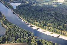Sandbänke und Buhnen bei Niedrigwasser am Rhein zwischen Hördter Rheinaue und Dettenheim im Bundesland Rheinland-Pfalz, Deutschland