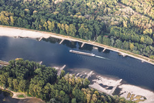 Leeres Frachtschiff bei Niedrigwasser am Rhein zwischen Hördter Rheinaue und Dettenheim im Bundesland Rheinland-Pfalz, Deutschland