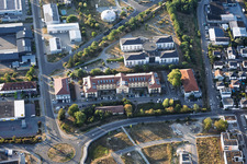 Seniorenheim Haardtblick und Reihenwohnhaus mit Zukunftsakademie Pfalz (ZAP) an der Martha-Rumpf-Straße im Ortsteil Speyerdorf in Neustadt an der Weinstraße im Bundesland Rheinland-Pfalz, Deutschland