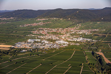 Stadtansicht jenseits der A65 aus Nordosten am Morgen in Edenkoben im Bundesland Rheinland-Pfalz, Deutschland