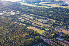 In der Sommerhitze vetrockneter Rasen der Golfanlage Landgut Dreihof - GOLF absolute in Essingen im Bundesland Rheinland-Pfalz, Deutschland