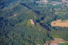 Burgenmassiv Altdahn aus Nordosten mit Burgruine Grafendahn und Burgruine Tanstein in Dahn im Bundesland Rheinland-Pfalz, Deutschland