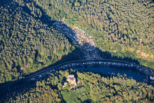 Für Renovierung eingerüstetet Burgruine Neudahn über dem Neudahner Weiher in Dahn im Bundesland Rheinland-Pfalz, Deutschland
