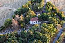 Friedhof mit Kreuzkapelle zur Schmerzhaften Mutter im Ortsteil Medelsheim in Gersheim im Bundesland Saarland, Deutschland
