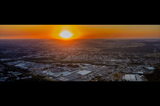 Sonnenuntergang über dem Industriegebiet im Ortsteil Zone Industrielle du Grand Bois Fayencerie in Saargemünd im Bundesland Moselle, Frankreich