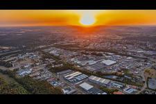 Sonnenuntergang über dem Industriegebiet im Ortsteil Zone Industrielle du Grand Bois Fayencerie in Saargemünd im Bundesland Moselle, Frankreich
