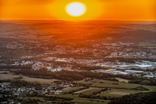 Sonnenuntergang über Saargemünd im Ortsteil Zone Industrielle du Grand Bois Fayencerie im Bundesland Moselle, Frankreich