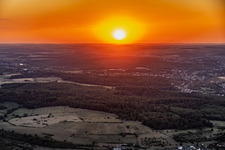 Sonnenuntergang über Saargemünd im Ortsteil Zone Industrielle du Grand Bois Fayencerie im Bundesland Moselle, Frankreich