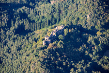 Burgenmassiv Altdahn aus Norden mit Burgruine Grafendahn und Burgruine Tanstein in Dahn im Bundesland Rheinland-Pfalz, Deutschland