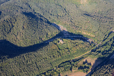 Burgruine Neudahn über dem Neudahner Weiher in Dahn im Bundesland Rheinland-Pfalz, Deutschland