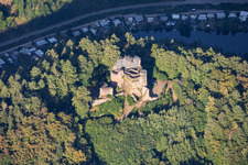 Für Renovierung eingerüstetet Burgruine Neudahn über dem Neudahner Weiher in Dahn im Bundesland Rheinland-Pfalz, Deutschland