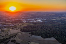Sonnenuntergang über dem Industriegebiet im Ortsteil Zone Industrielle du Grand Bois Fayencerie in Saargemünd im Bundesland Moselle, Frankreich