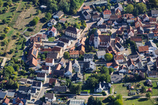 Hofgasse mit Johanniterkirche im Ortsteil Mosbach in Schaafheim im Bundesland Hessen, Deutschland