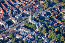 Pforzheimer Straße mit Herz Jesu Kirche in Ettlingen im Bundesland Baden-Württemberg, Deutschland