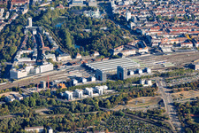 Hauptbahnhof Karlsruhe zwischen B10/Südtangente und Stadtgarten aus Süden im Ortsteil Südweststadt im Bundesland Baden-Württemberg, Deutschland