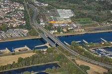 Rheinbrücken Maxau für die B10 und die Regionalbahn bei Niedrigwasser im Ortsteil Knielingen in Karlsruhe im Bundesland Baden-Württemberg, Deutschland
