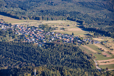 Dorfansicht und Mahlbergturm aus Süden im Ortsteil Freiolsheim in Gaggenau im Bundesland Baden-Württemberg, Deutschland