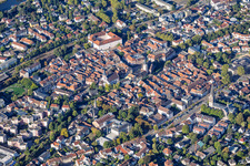 Altstadt von Osten zwischen Alb und S-Bahn in Ettlingen im Bundesland Baden-Württemberg, Deutschland