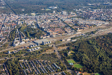 Stadtansicht aus Süden von B10/Südtangente über Hauptbahnhof Karlsruhe und Stadtgarten bis zum Schloss und Wildparkstadion im Ortsteil Südweststadt im Bundesland Baden-Württemberg, Deutschland