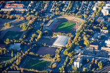 Südweststadion mit von Büschen überwucherter Tribüne und Sportpark Südwest in Ludwigshafen im Bundesland Rheinland-Pfalz, Deutschland