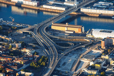 Auffahrt zur Kurt-Schuhmacher-Brücke über den Rhein nach Mannheim(B44) mit Rheinuferstraße , Im Zollhof mit ZG Raiffeisen Getreidesilo am Rheinufer nach Abriss des Würfelbunkers und des Rathaus-Centers im Ortsteil Hemshof in Ludwigshafen im Bundesland Rheinland-Pfalz, Deutschland