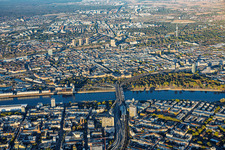 Innenstadt jenseits der Konrad-Adenauer-Brücke (B37 ) über den Rhein von Ludwigshafen bis zum Neckar mit Schloss, und Quadraten im Ring in Mannheim im Bundesland Baden-Württemberg, Deutschland