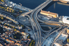 Auffahrt zur gesperrten Kurt-Schumacher-Brücke (B44) nach Sprengung des Würfelbunkers und Abriss des Rathaus-Centers und ZG Raiffeisen Getreidesilo am Rheinufer im Ortsteil Mitte in Ludwigshafen im Bundesland Rheinland-Pfalz, Deutschland