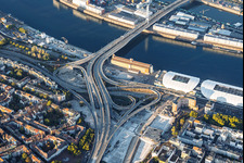 Auffahrt zur gesperrten Kurt-Schumacher-Brücke (B44) nach Sprengung des Würfelbunkers und Abriss des Rathaus-Centers und ZG Raiffeisen Getreidesilo am Rheinufer im Ortsteil Mitte in Ludwigshafen im Bundesland Rheinland-Pfalz, Deutschland