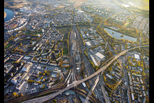 Hauptbahnhof Ludwigshafen unter der Pylonbrücke für die B37 im Ortsteil Süd im Bundesland Rheinland-Pfalz, Deutschland
