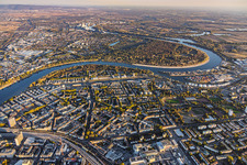 Stadtübersicht aus Nordwesten mit Wittelsbacherstraße von der Hochstraße Süd (B37) bis zur Parkinsel am Rhein in Ludwigshafen im Bundesland Rheinland-Pfalz, Deutschland
