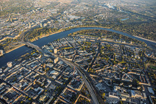 Stadtübersicht aus Westen mit Hochstraße Süd (B37) bis zur Konrad-Adenauer-Brücke über den Rhein und der Parkinsel im Ortsteil Mitte in Ludwigshafen im Bundesland Rheinland-Pfalz, Deutschland
