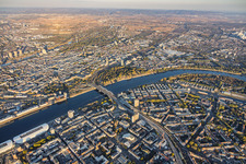 Stadtübersicht aus Westen jenseits des Rheins und der Konrad-Adenauer-Brücke aus Ludwigshafen im Ortsteil Innenstadt in Mannheim im Bundesland Baden-Württemberg, Deutschland