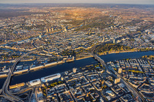 Stadtübersicht aus Westen mit Rhein-Galerie zwischen Kurt-Schumacher-Brücke (B44) und Konrad-Adenauer-Brücke(B37) nach Mannheim im Ortsteil Mitte in Ludwigshafen im Bundesland Rheinland-Pfalz, Deutschland