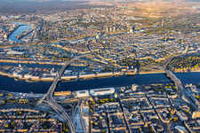 Stadtübersicht aus Westen jenseits des Rheins zwischen Kurt-Schumacher-Brücke (B44) und Konrad-Adenauer-Brücke(B37) aus Ludwigshafen im Ortsteil Innenstadt in Mannheim im Bundesland Baden-Württemberg, Deutschland