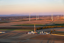 Tiefenbohrplatz Rig V20 - Vercana von Vulcan Energy vor dem Windpark Offenbach im Abendlicht am Schleidberg zur Förderung von Geothermie und Lithium in Insheim im Bundesland Rheinland-Pfalz, Deutschland
