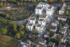Moderene Mehrfamilienhaussiedlung zwischen Ringstraße und S-Bahn Endhaltestelle Wolfartsweier Nord in Karlsruhe im Bundesland Baden-Württemberg, Deutschland