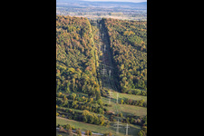 Waldschneisse für Hochspannungstrasse am Strommasten-Trail in Ettlingen im Bundesland Baden-Württemberg, Deutschland