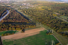 Vierfache Hochspannungstrasse am Hägenichgraben in Ettlingen im Bundesland Baden-Württemberg, Deutschland