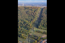 Waldschneisse für Hochspannungstrasse am Strommasten-Trail in Ettlingen im Bundesland Baden-Württemberg, Deutschland