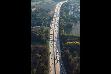 Verlauf der Autobahn A5 zwischen Dreieck Karlsruhe und Ausfahrt Ettlingen im Ortsteil Rüppurr im Bundesland Baden-Württemberg, Deutschland