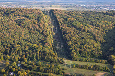 Waldschneisse für Hochspannungstrasse am Strommasten-Trail in Ettlingen im Bundesland Baden-Württemberg, Deutschland