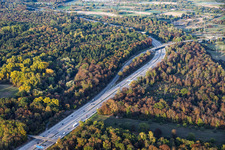 Verlauf der Autobahn A5 mit Überleitung zur A6 am Dreieck Karlsruhe im Ortsteil Rüppurr im Bundesland Baden-Württemberg, Deutschland