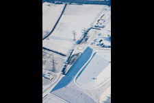 Winterlich schneebedeckte Fahrsicherheitstraining zur Erhöhung der Verkehrssicherheit mit Kraftfahrzeugen des ADAC im Ortsteil Kirchheimer Flur in Heidelberg im Ortsteil Patrick Henry Village im Bundesland Baden-Württemberg, Deutschland