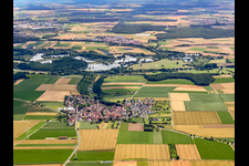 Hergolshausen von Westen vor dem Vogelschutzgebiet Garstadt in Waigolshausen im Bundesland Bayern, Deutschland